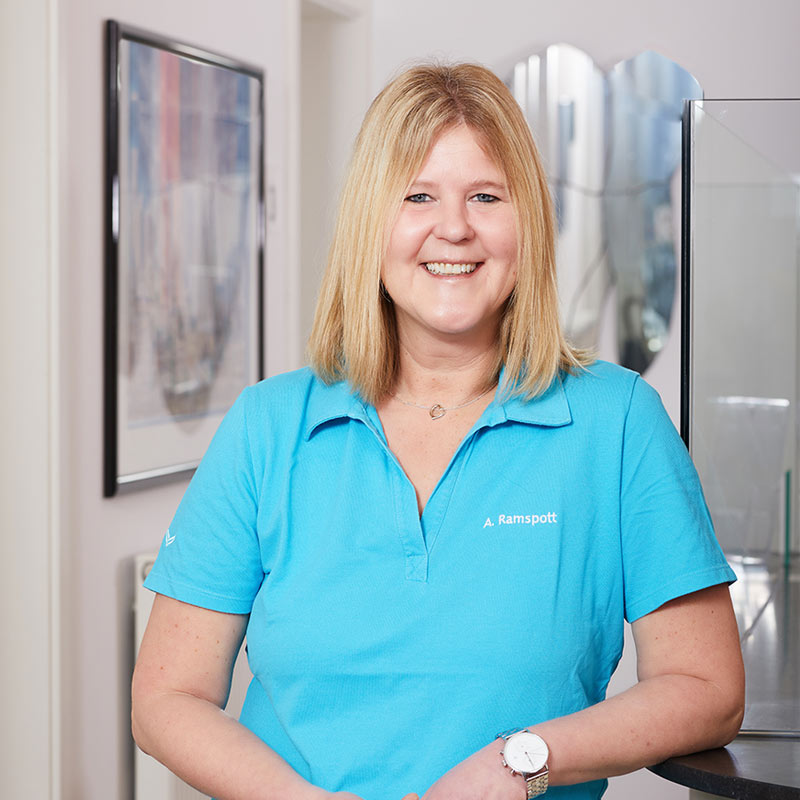 Implantologie Köln: Mitarbeiterin Anke Ramspott Implantologie Köln: Mitarbeiterin Anke Ramspott
