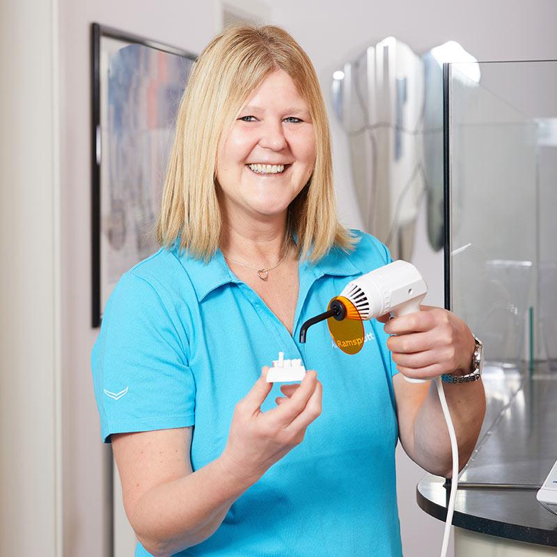 Implantologie Köln: Mitarbeiterin Anke Ramspott Implantologie Köln: Mitarbeiterin Anke Ramspott